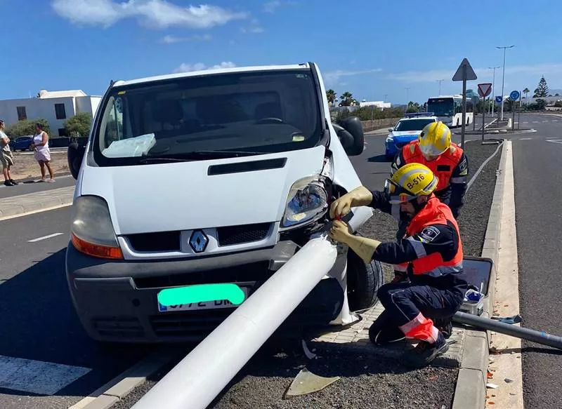 Una Furgoneta Se Estampa Contra Una Farola En Playa Blanca Lancelot