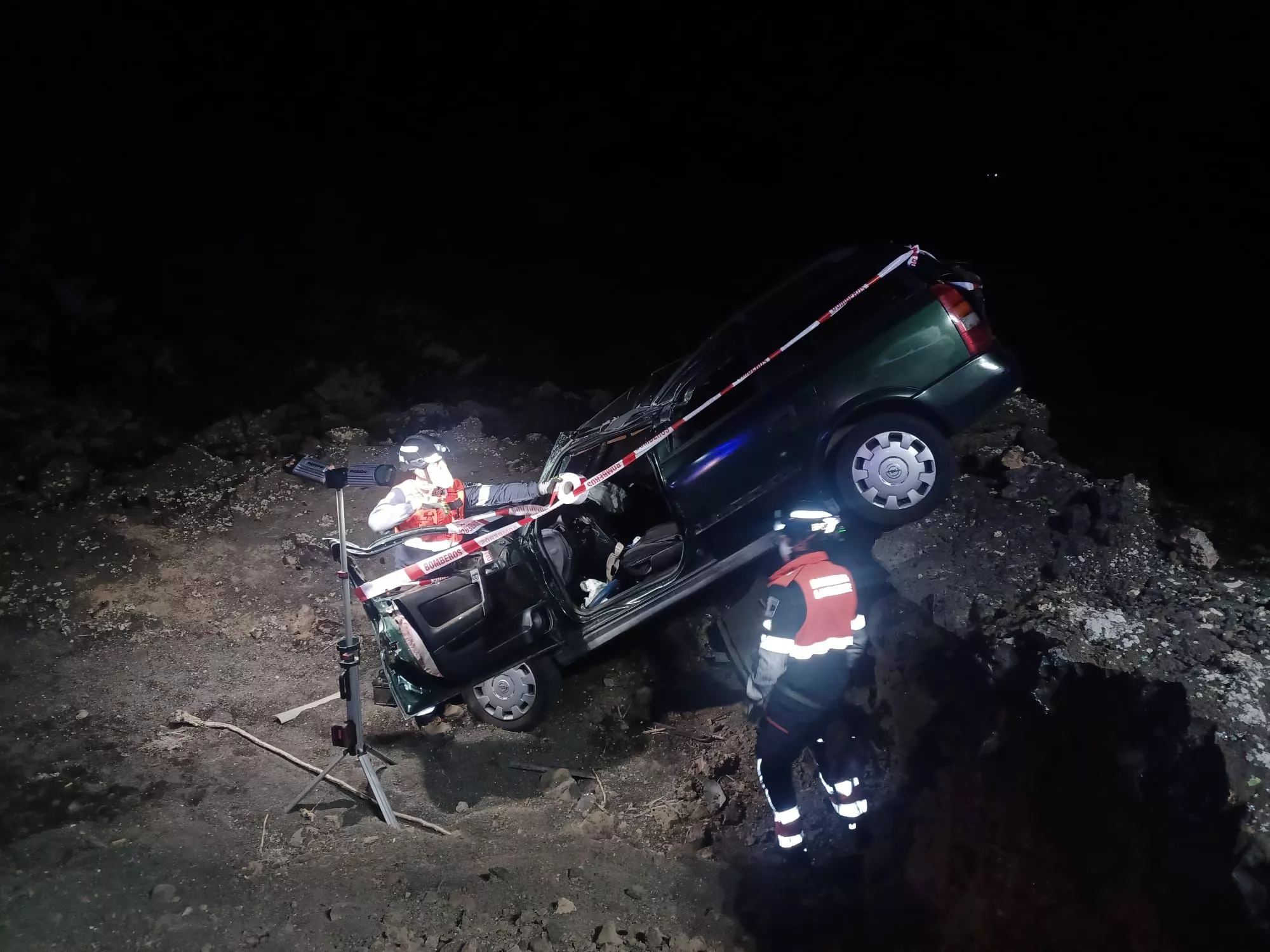 Herido al salirse con su vehículo de la carretera y chocar contra un