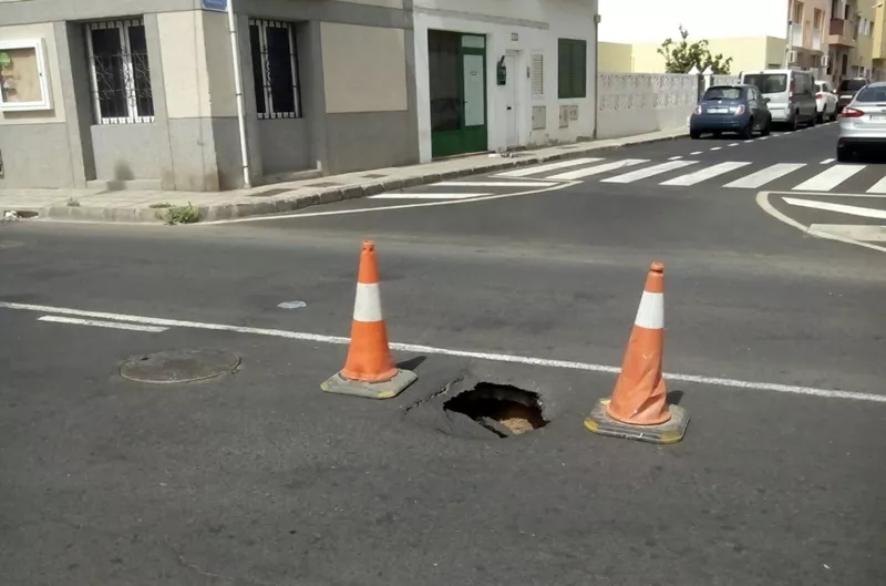 Aparece Un Socav N De Un Metro De Profundidad En La Calle Tenderete