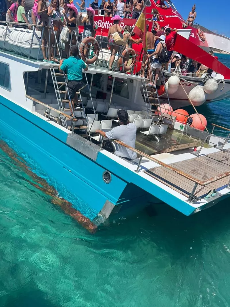 dentro de un barco que se hunde