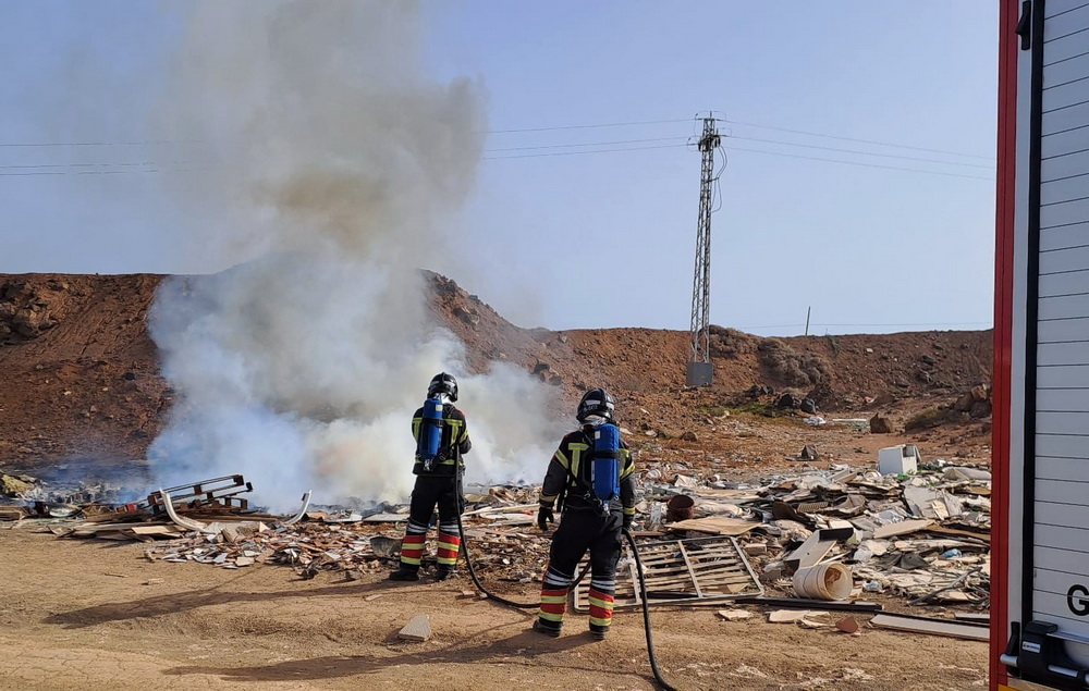Pequeño incendio de basura San Bartolome Pequeño incendio de basura San Bartolome