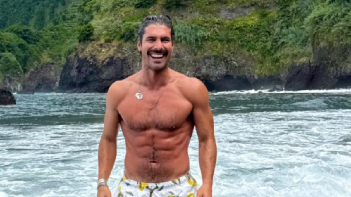 Pablo Garna en la playa durante un viaje Pablo Garna en la playa durante un viaje