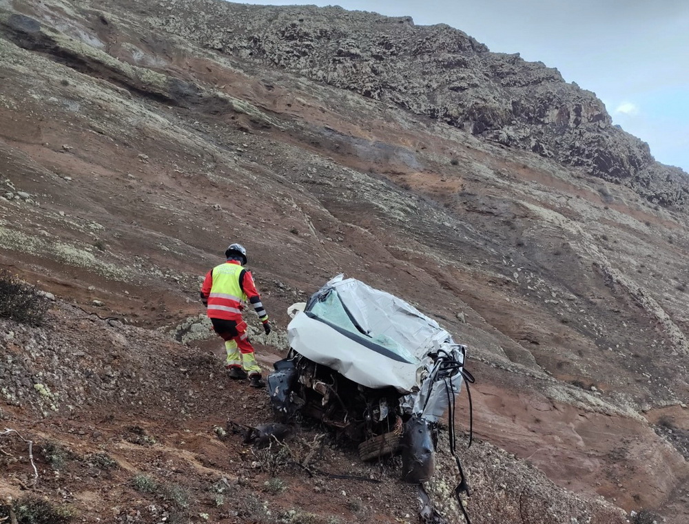 Coche precipiado en las Nieves Coche precipiado en las Nieves
