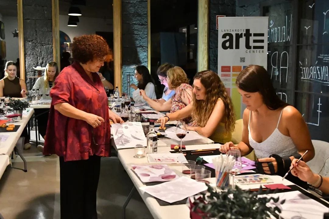 Lanzarote se convierte en un escenario sensorial con el objetivo de poner en valor la identidad vitivinícola insular y su campiña singular Lanzarote se convierte en un escenario sensorial con el objetivo de poner en valor la identidad vitivinícola insular y su campiña singular