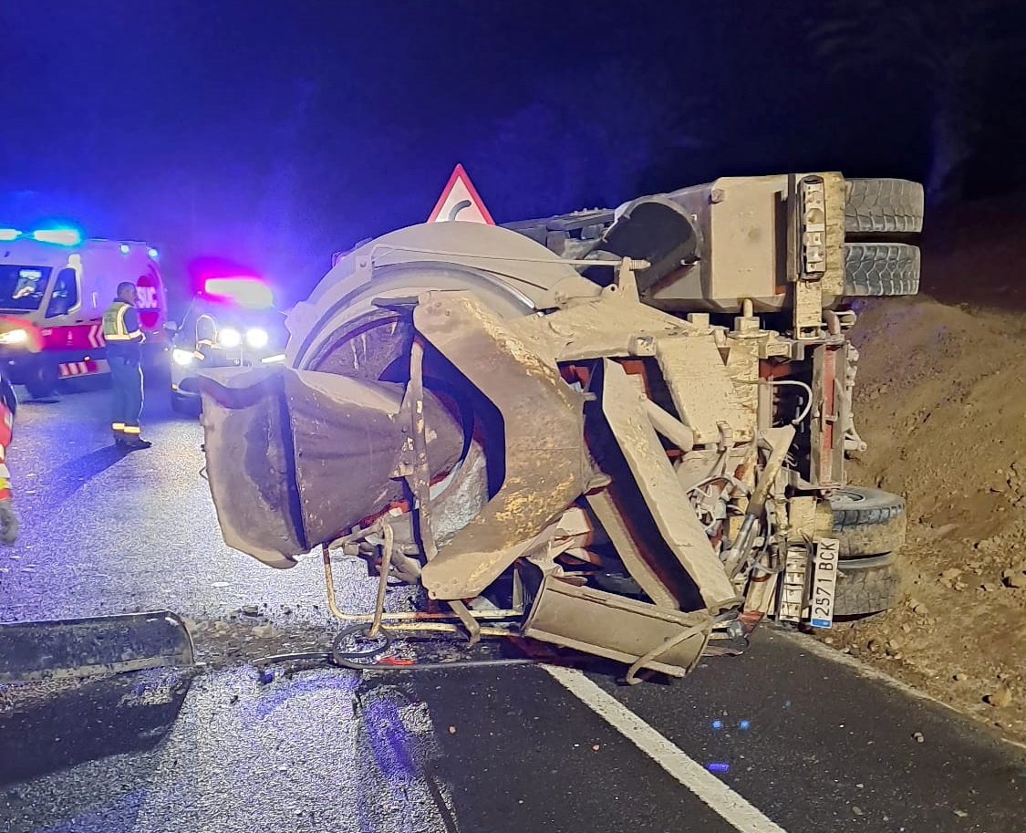 Vuelca Hormigonera Aeropuerto1 Vuelca Hormigonera Aeropuerto1