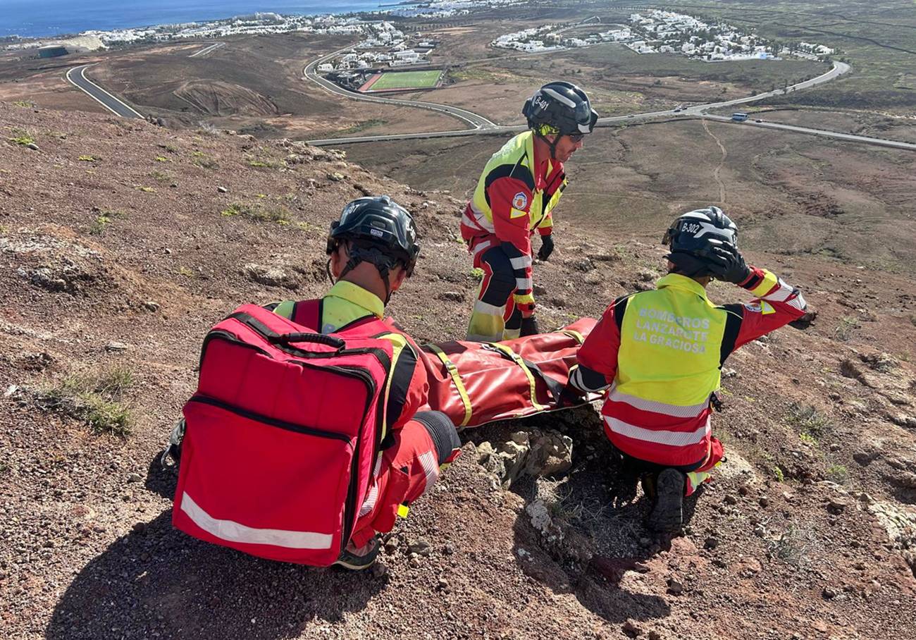 Un hombre con mareos tiene que ser rescatado en una montaña de Costa Teguise Un hombre con mareos tiene que ser rescatado en una montaña de Costa Teguise