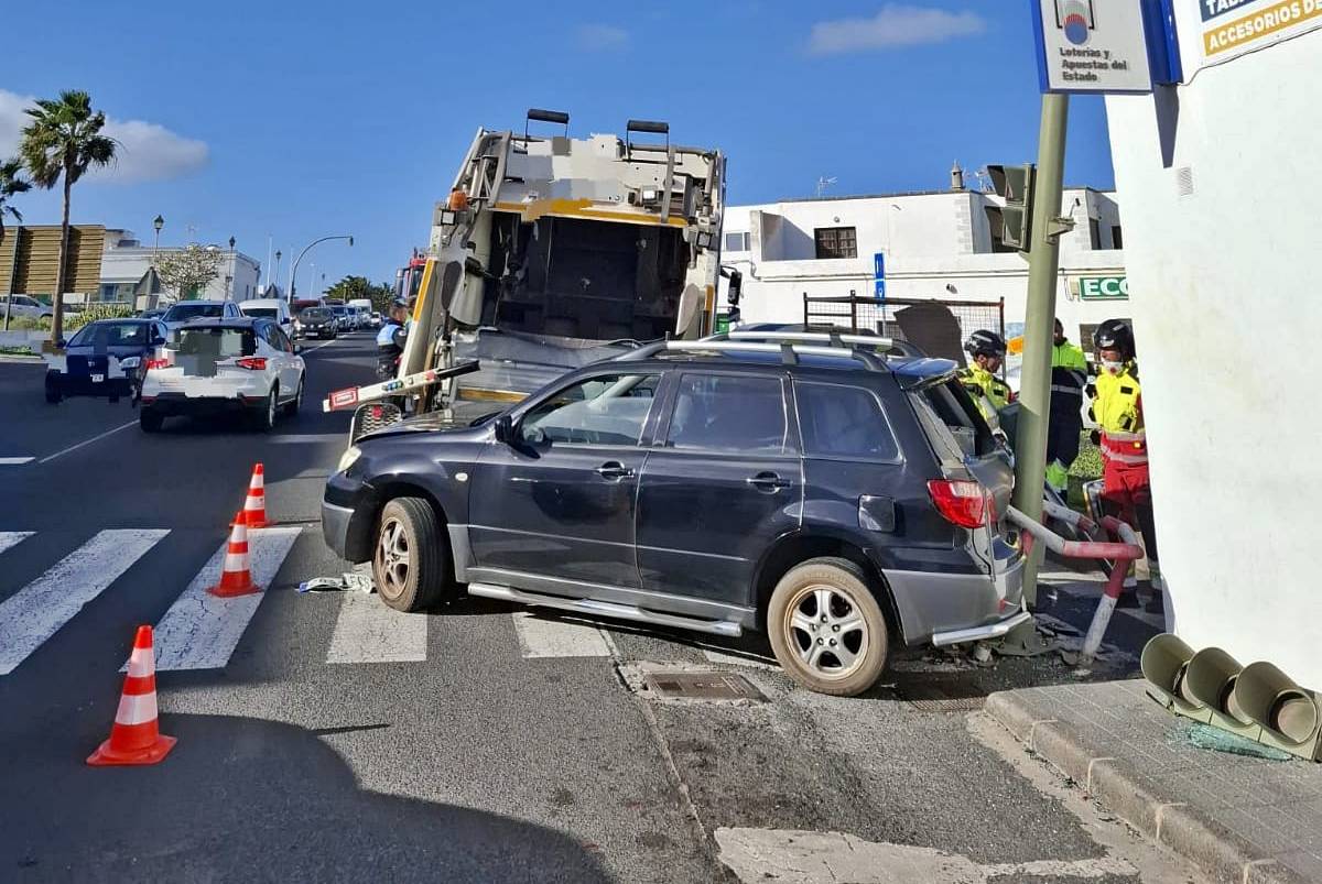 Una herida tras la colisión entre un camión de basura y un turismo en San Bartolomé Una herida tras la colisión entre un camión de basura y un turismo en San Bartolomé