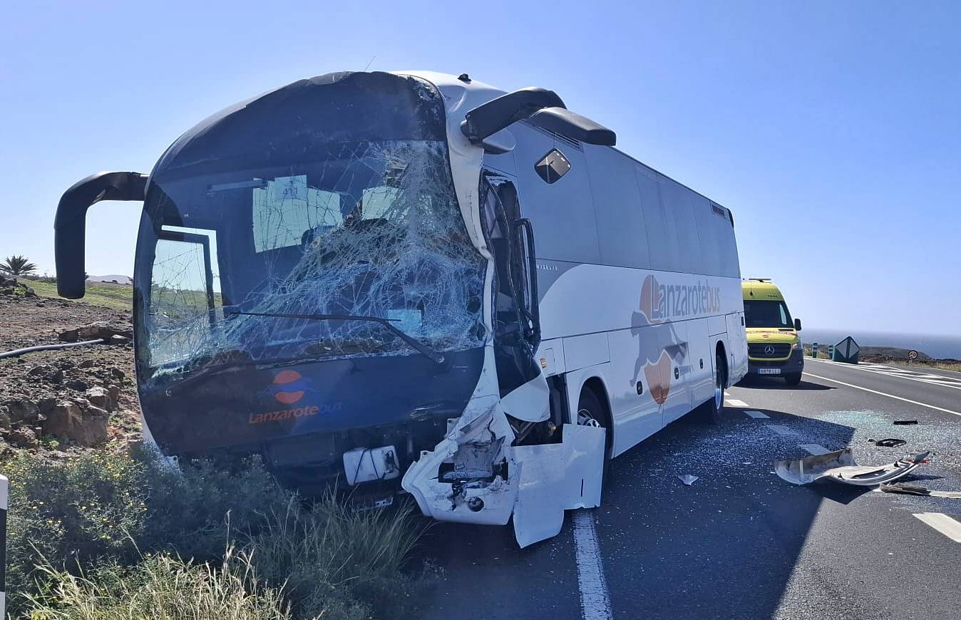 Aparatoso choque entre tres guaguas en Playa Blanca Aparatoso choque entre tres guaguas en Playa Blanca