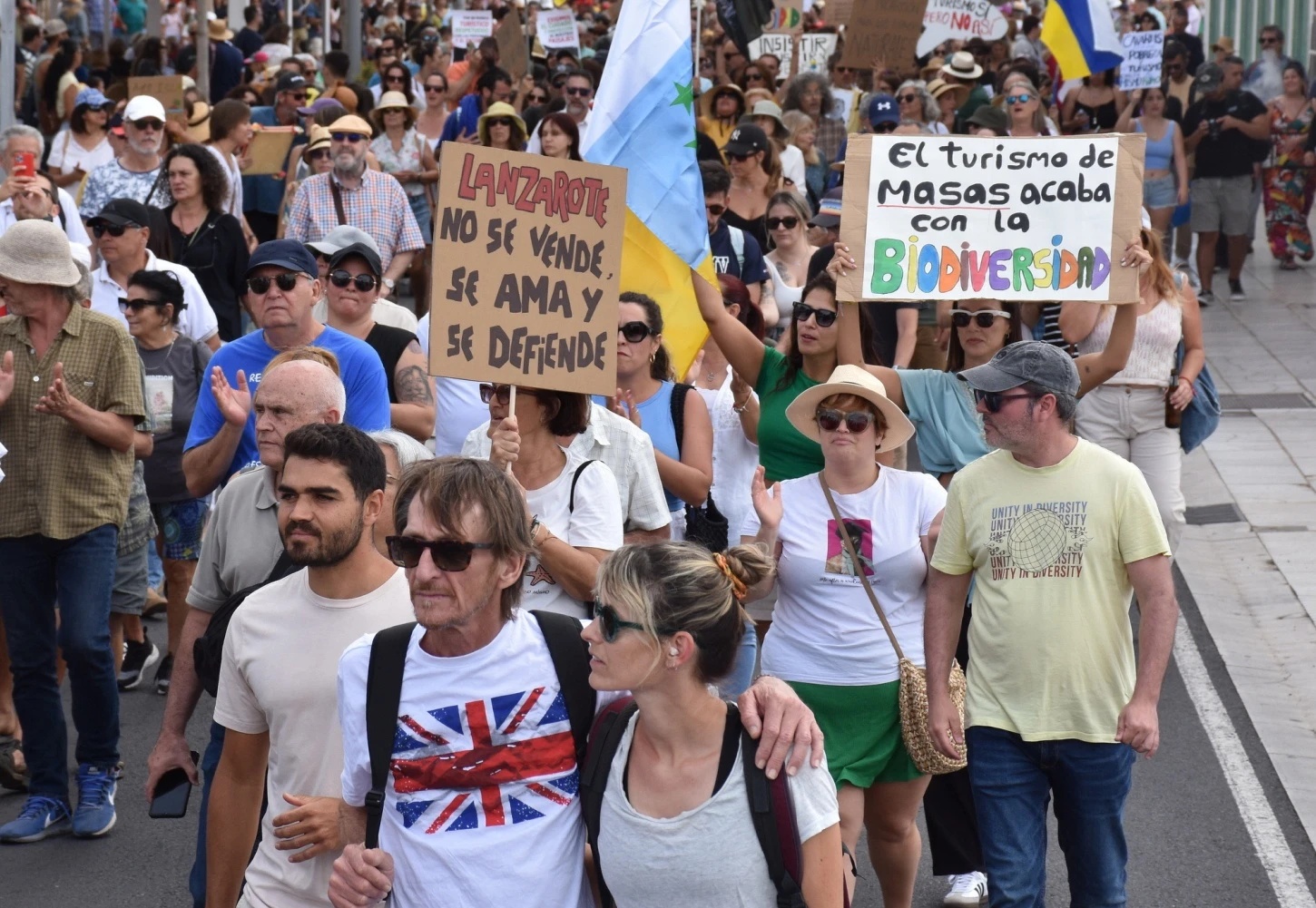 La plataforma ciudadana rechaza un nuevo hotel en Playa Blanca y reclama una moratoria turística inmediata ante la crisis de vivienda, agua y saturación La plataforma ciudadana rechaza un nuevo hotel en Playa Blanca y reclama una moratoria turística inmediata ante la crisis de vivienda, agua y saturación