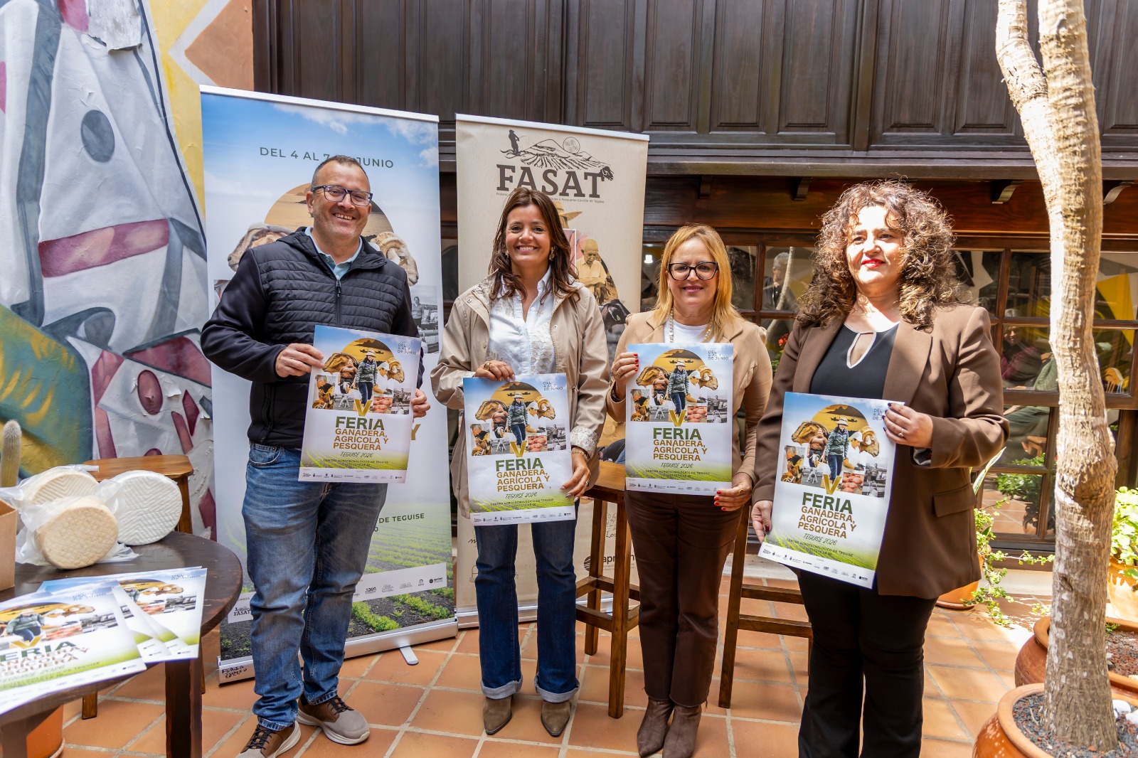 eservas con un año de antelación: la exclusividad de La Graciosa Se aproxima la Semana Santa y la isla de La Graciosa está ocupada prácticamente al 100% desde hace meses Entra audio: Alicia Páez / Exalcaldesa pedánea La Graciosa Alicia Páez como exalcaldesa pedánea la octava isla conoce bien la realidad que se vive. En La Graciosa debido a la baja oferta y la gran demanda existe un modus operandi particular a la hora de realizar reservas y es que hay visitantes fijos que reservan de año en año Entra audio: Alicia Páez / Exalcaldesa pedánea La Graciosa es más, Páez asegura que ya muchas camas están cubiertas de cara a las Navidades Entra audio: Alicia Páez / Exalcaldesa pedánea La Graciosa Por otro lado, Lanzarote también se prepara para una Semana Santa en la que se espera una buena ocupación. En concreto este año arrancará ya este fin de semana y toda la que viene un un 85% de ocupación Entra total: Susana Pérez El jueves, viernes y sábado santo así como el Domingo de Resurrección se podrían alcanzar cifras del 95% de ocupación y los principales mercados serán el británico, el irlandés y el turismo nacional. Con respecto al conflicto bélico que sacude a Oriente Medio, este 2026 no afectará directamente a Lanzarote Entra total Sin embargo, esta inestabilidad puede que se note más de cara al verano de 2026 eservas con un año de antelación: la exclusividad de La Graciosa Se aproxima la Semana Santa y la isla de La Graciosa está ocupada prácticamente al 100% desde hace meses Entra audio: Alicia Páez / Exalcaldesa pedánea La Graciosa Alicia Páez como exalcaldesa pedánea la octava isla conoce bien la realidad que se vive. En La Graciosa debido a la baja oferta y la gran demanda existe un modus operandi particular a la hora de realizar reservas y es que hay visitantes fijos que reservan de año en año Entra audio: Alicia Páez / Exalcaldesa pedánea La Graciosa es más, Páez asegura que ya muchas camas están cubiertas de cara a las Navidades Entra audio: Alicia Páez / Exalcaldesa pedánea La Graciosa Por otro lado, Lanzarote también se prepara para una Semana Santa en la que se espera una buena ocupación. En concreto este año arrancará ya este fin de semana y toda la que viene un un 85% de ocupación Entra total: Susana Pérez El jueves, viernes y sábado santo así como el Domingo de Resurrección se podrían alcanzar cifras del 95% de ocupación y los principales mercados serán el británico, el irlandés y el turismo nacional. Con respecto al conflicto bélico que sacude a Oriente Medio, este 2026 no afectará directamente a Lanzarote Entra total Sin embargo, esta inestabilidad puede que se note más de cara al verano de 2026