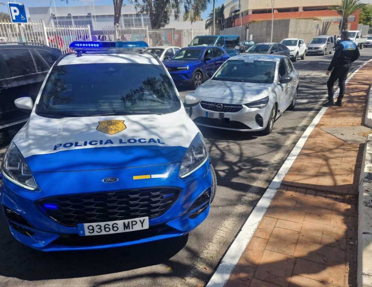 La Policía Local interceptó el vehículo tras la denuncia de una empresa de alquiler La Policía Local interceptó el vehículo tras la denuncia de una empresa de alquiler