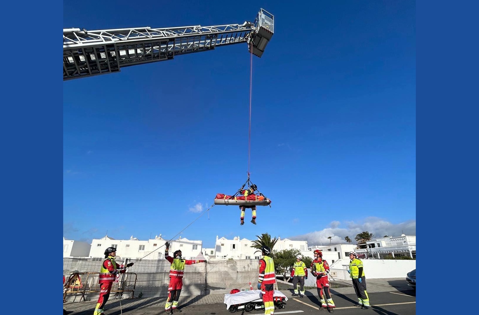 Fue trasladado al Hospital Molina Orosa con dolor en la espalda y el tobillo derecho Fue trasladado al Hospital Molina Orosa con dolor en la espalda y el tobillo derecho