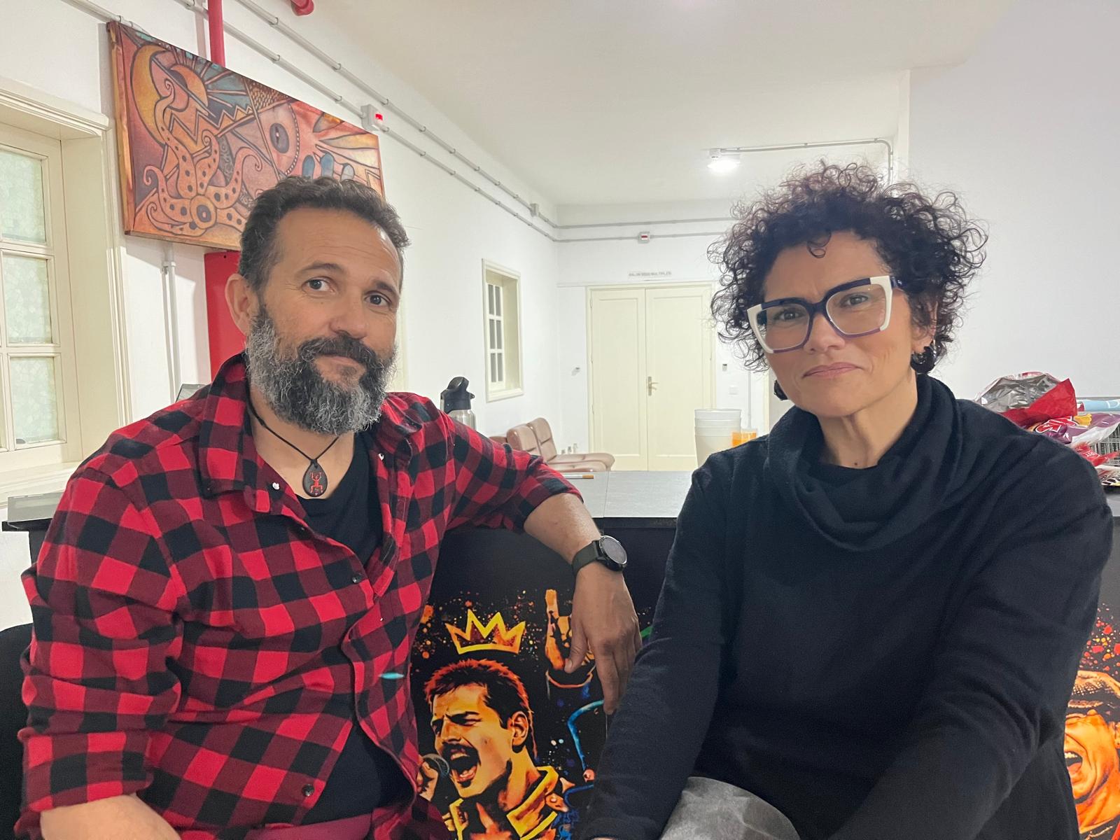 Mónica Arencibia y Orlando Márquez fundaron en 2024 una compañía que levanta sus obras desde el guion hasta la escenografía, con meses de ensayo y un equipo abierto a actores de la isla Mónica Arencibia y Orlando Márquez fundaron en 2024 una compañía que levanta sus obras desde el guion hasta la escenografía, con meses de ensayo y un equipo abierto a actores de la isla