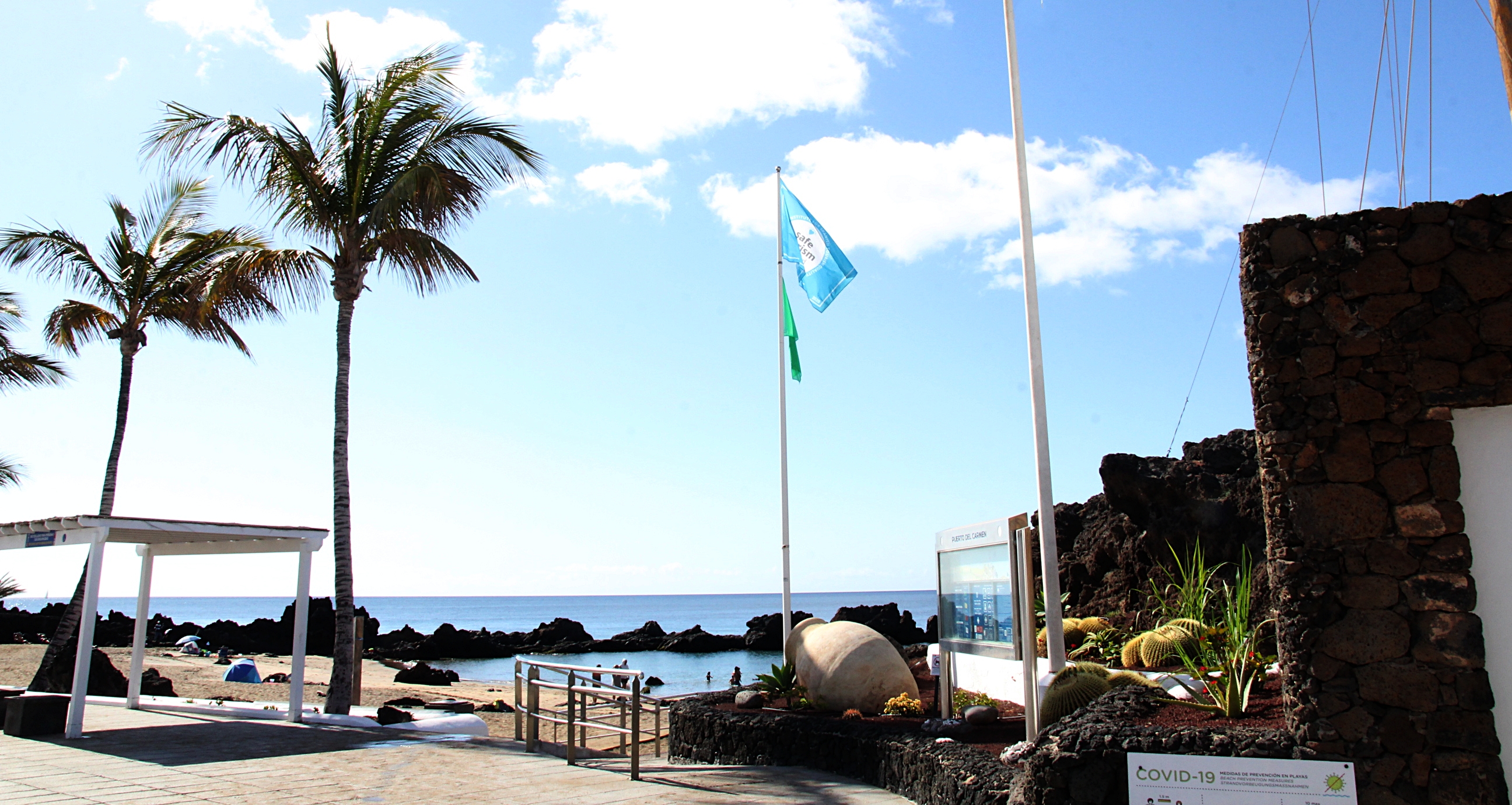 Tías cuenta con cuatro distintivos de calidad en las playas de Puerto del Carmen, que este año celebra su 60 aniversario como destino turístico Tías cuenta con cuatro distintivos de calidad en las playas de Puerto del Carmen, que este año celebra su 60 aniversario como destino turístico