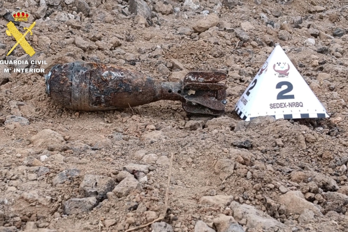 La Guardia Civil activó al GEDEX tras el aviso de unos operarios que localizaron el artefacto semienterrado en Lanzarote La Guardia Civil activó al GEDEX tras el aviso de unos operarios que localizaron el artefacto semienterrado en Lanzarote