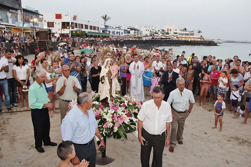 Unas 50 embarcaciones y cientos de personas participaron en la procesión  marítima de Playa Blanca - Lancelot Digital