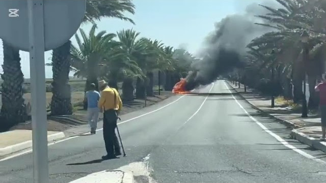 Arde un coche en San Bartolomé Arde un coche en San Bartolomé