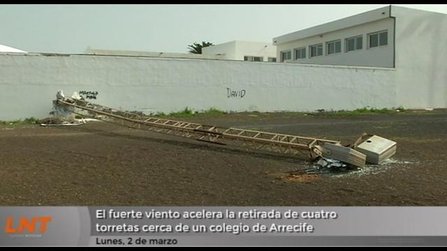 El fuerte viento acelera la retirada de cuatro torretas cerca de un colegio de Arrecife El fuerte viento acelera la retirada de cuatro torretas cerca de un colegio de Arrecife