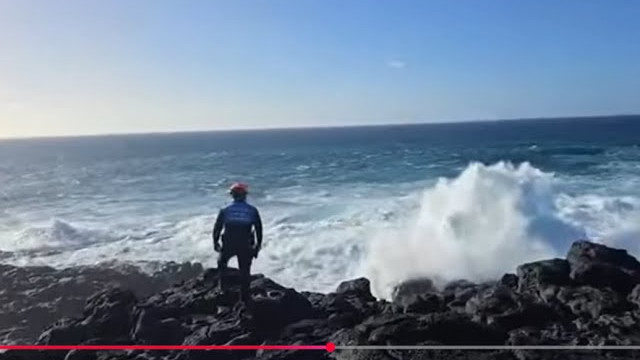 Continúa la búsqueda en la costa de Los Charcones de un joven que fue arrastrado por el mar Continúa la búsqueda en la costa de Los Charcones de un joven que fue arrastrado por el mar